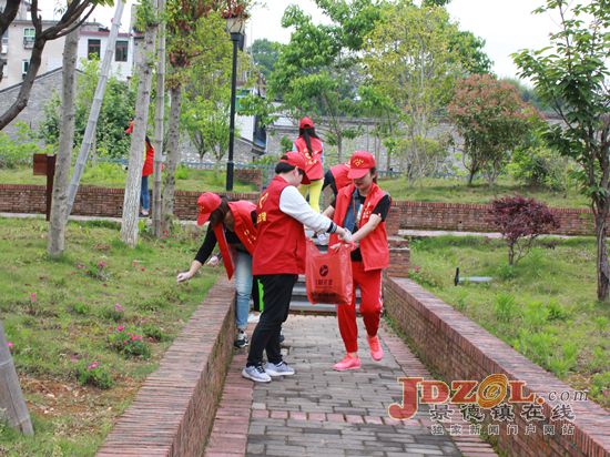 团景德镇市委开展环境大整治主题团日活动.