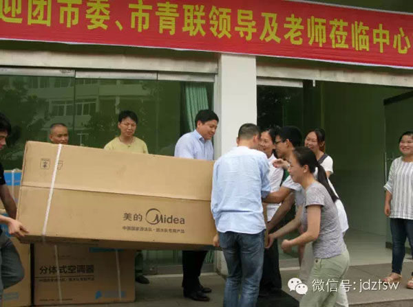 景德镇市青联委员赴特教学校开展爱心捐赠活动