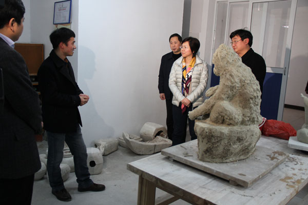 市委副书记梅亦在大学生创业孵化园调研