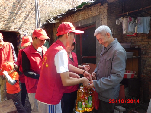 团市委组织开展关爱空巢老人和留守儿童实际行动践行五城同创