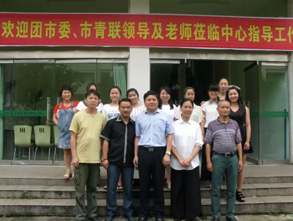 景德镇市青联委员赴特教学校开展爱心捐赠活动