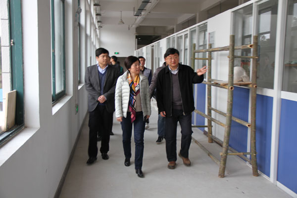 市委副书记梅亦在大学生创业孵化园调研