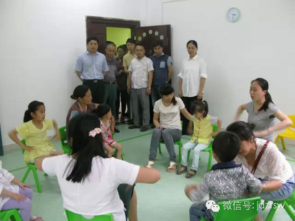 景德镇市青联委员赴特教学校开展爱心捐赠活动