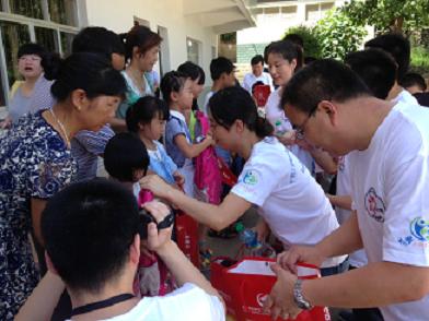 团景德镇市委组织上海志愿者服务队走进希望小学送“爱心”