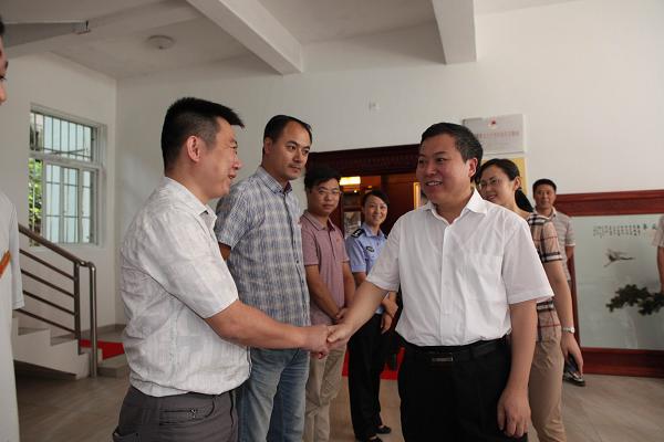 市委书记邓保生就解决“四风”问题到团市委调研并与群团部门座谈交流