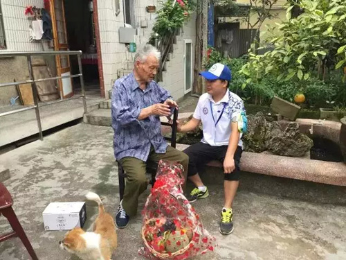 团景德镇市委组织青年志愿者慰问抗日老战士