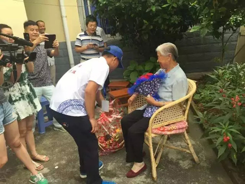 团景德镇市委组织青年志愿者慰问抗日老战士