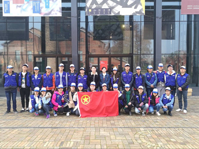 团市委组织优秀志愿者代表参观陶溪川艺术周联展