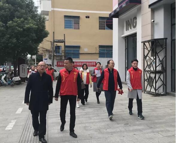 团市委开展健步走“民情大走访”活动