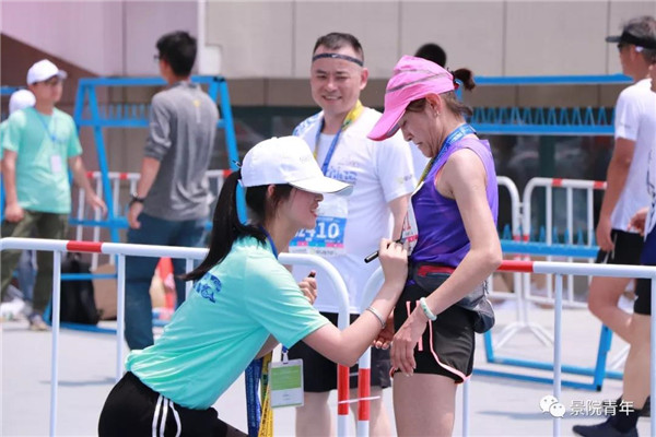 团市委组织2100余名瓷都青年志愿者热情服务“景马”赛事