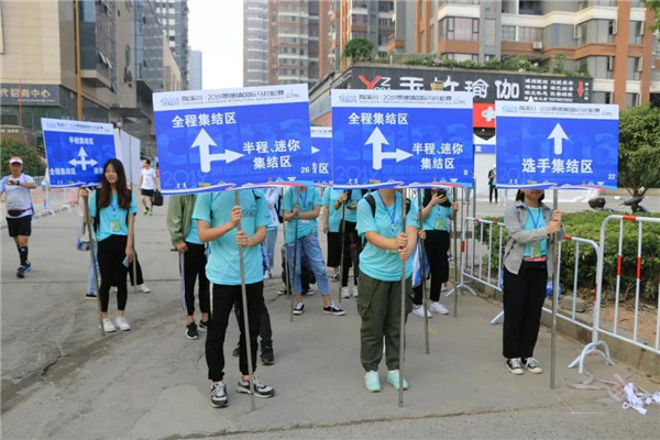 团市委组织2100余名瓷都青年志愿者热情服务“景马”赛事