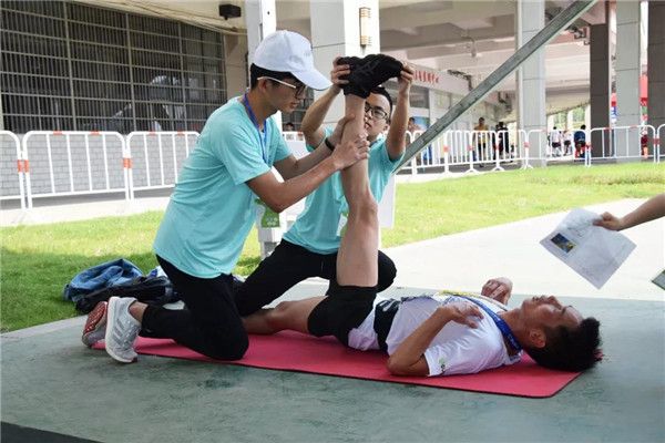 团市委组织2100余名瓷都青年志愿者热情服务“景马”赛事