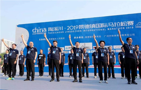 团市委组织2100余名瓷都青年志愿者热情服务“景马”赛事