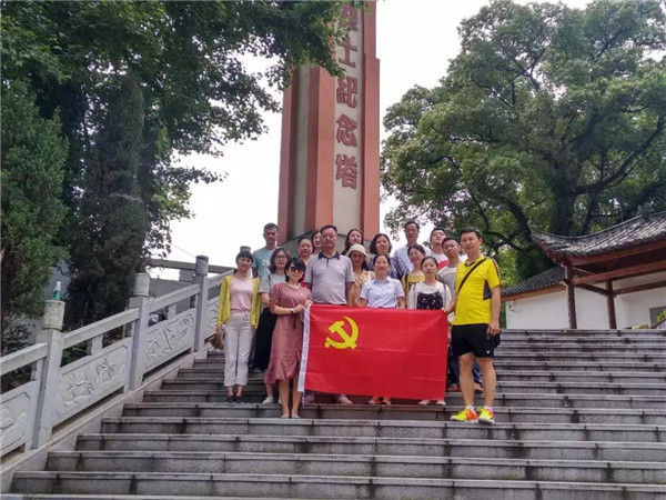 市文艺小学党支部组织全体党员教师参加"不忘初心,牢记使命"主题党日活动