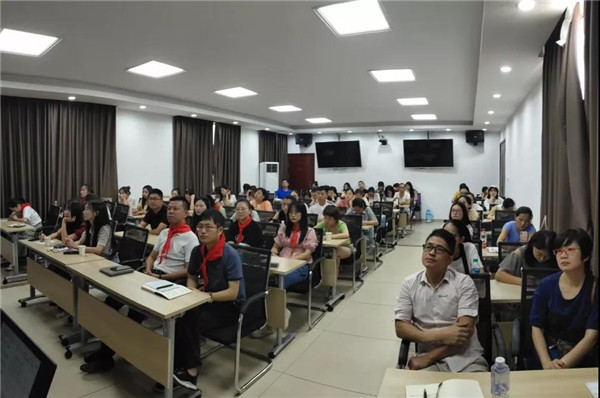 团市委、市少工委举办全市少先队辅导员培训班