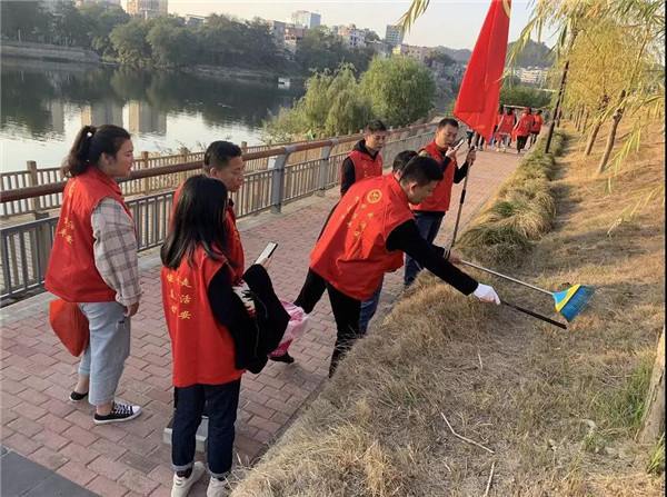 团市委开展“河小青”文明创建志愿服务活动.