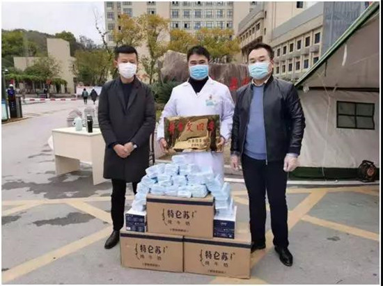 团市委向市疫情防控应急指挥部捐赠口罩并走访慰问青年突击队