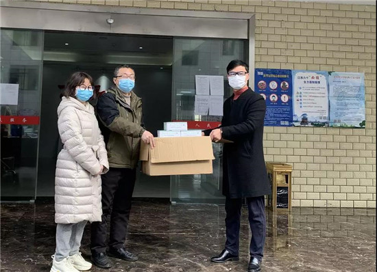 团市委书记徐新颖携物资继续走访慰问防疫一线青年队伍