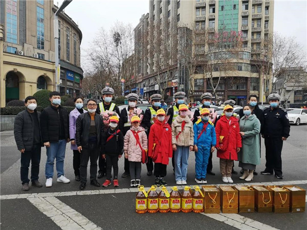 致敬城市守护者!团市委、市少工委与瓷都晚报共同开展慰问活动