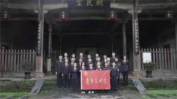 景德镇市中级人民法院开展“清明祭英烈”党建带团建活动