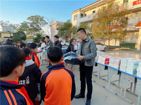 团市委开展慰问留守儿童、困境儿童暨“红色小书包、书籍赠送”活动