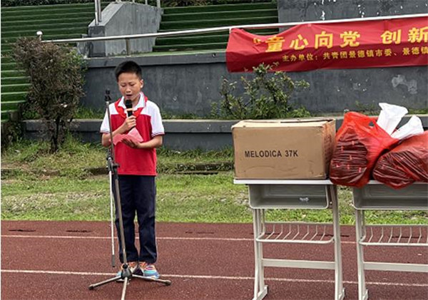 景德镇市青联组织联合景德镇市流动少年赴鹅湖镇中心小学瑶里镇寺前小学宫开展“好书漂流”爱心图书捐赠活动