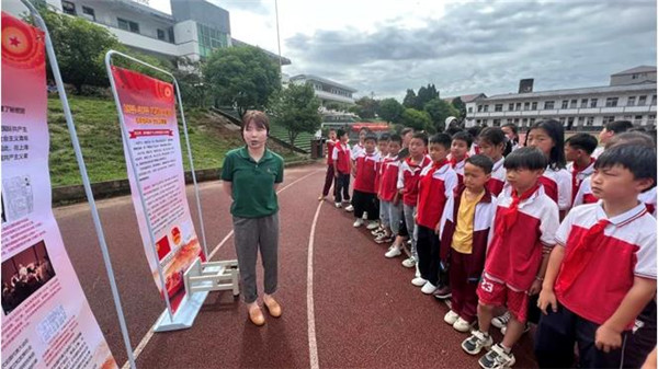 景德镇市青联组织联合景德镇市流动少年赴鹅湖镇中心小学瑶里镇寺前小学宫开展“好书漂流”爱心图书捐赠活动