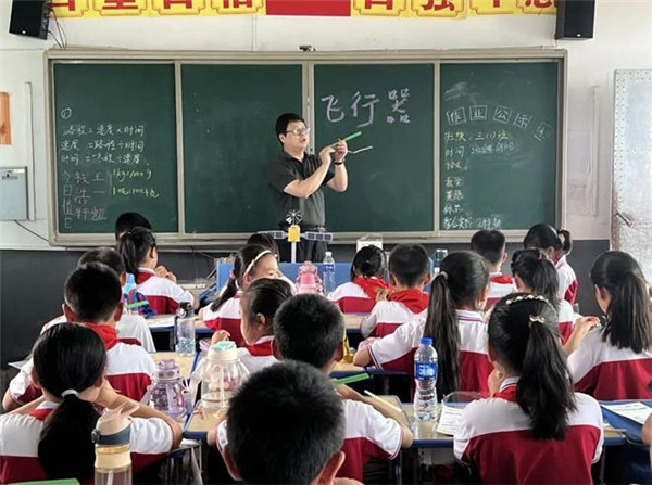 景德镇市青联组织联合景德镇市流动少年赴鹅湖镇中心小学瑶里镇寺前小学宫开展“好书漂流”爱心图书捐赠活动