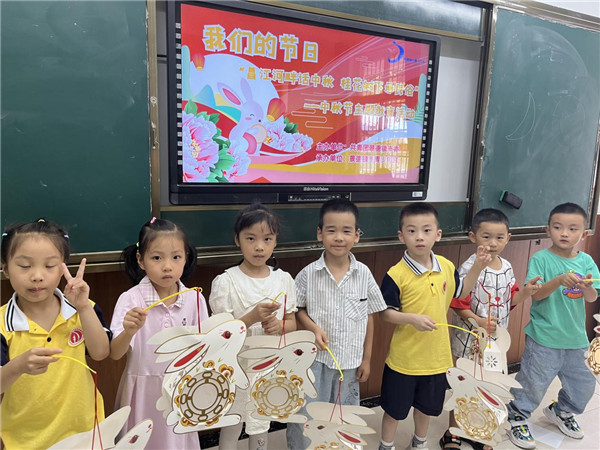 团市委开展我们的节日之“昌江河畔话中秋 桂花树下承民俗”中秋节主题教育活动
