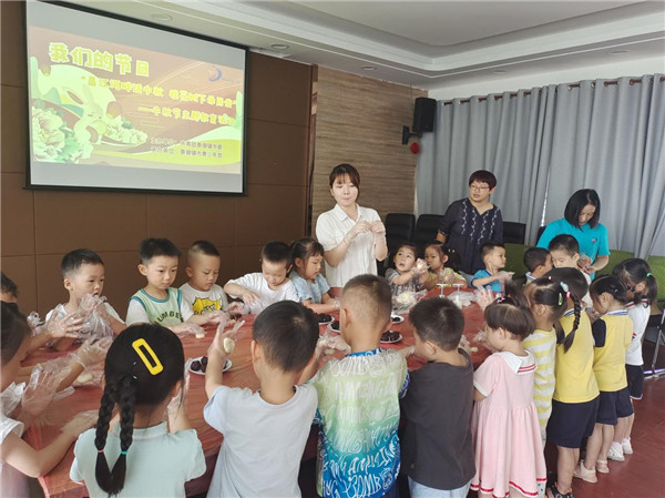团市委开展我们的节日之“昌江河畔话中秋 桂花树下承民俗”中秋节主题教育活动