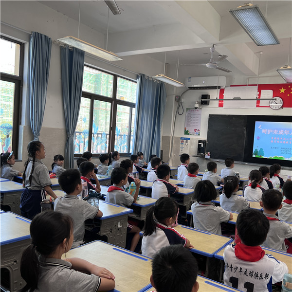团市委联合红十字会在昌江实验学校开展呵护未成年人健康教育实践活动