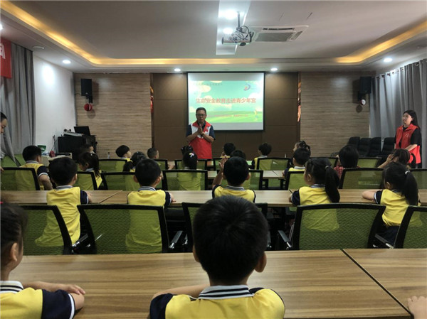 团市委开展社会主义核心价值观教育之生命安全教育走进青少年宫活动　　