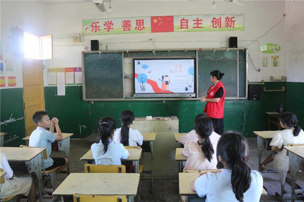团市委组织大学生志愿者开展“童心港湾”关爱困境儿童、留守儿童社会实践志愿服务活动