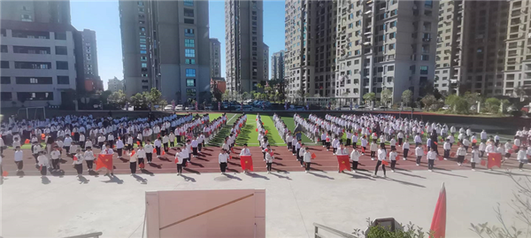 团珠山区委组织第十七小分校举行“向国旗敬礼”少先队入队仪式