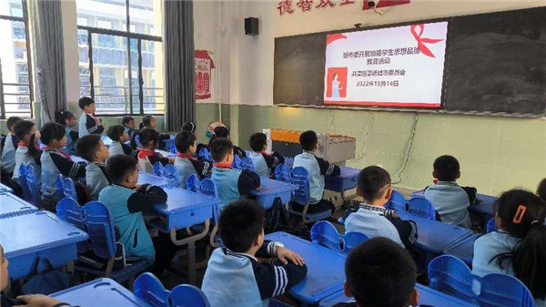 团市委开展加强学生思想品德教育活动