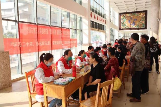 团市委开展“医疗健身”义诊志愿服务活动