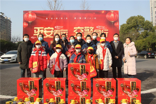 致敬城市守护者！团市委、市少工委与景德镇日报社（瓷都晚报）共同开展慰问活动