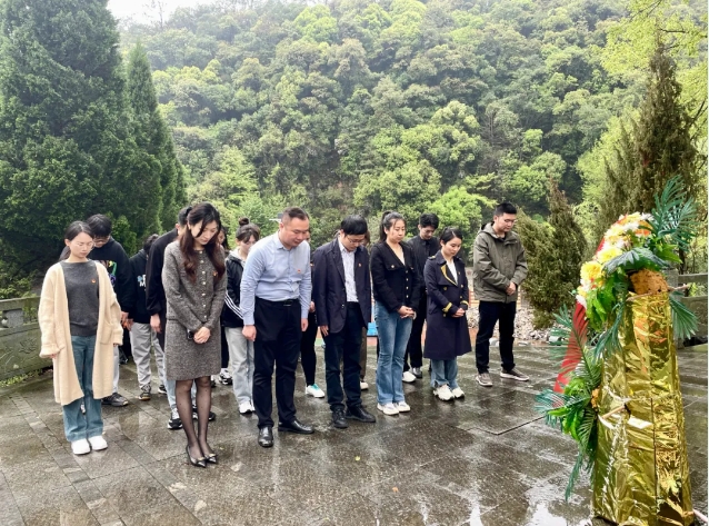 团市委开展2024年“3·23”警示教育暨祭扫烈士陵园主题党日活动