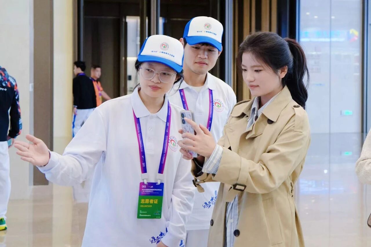 闪耀瓷博会,央媒专篇报道“小青陶”志愿服务身影