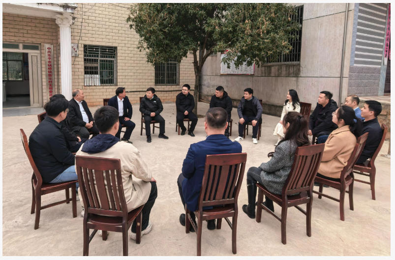 团市委在结对帮扶村宣讲党的二十届四中全会精神